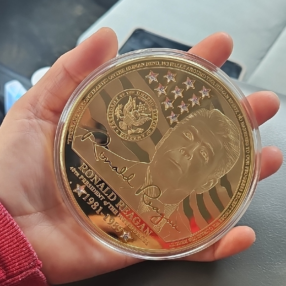 Big Gold Commemorative Coins with Presidential Portraits - Picture 6 of 7